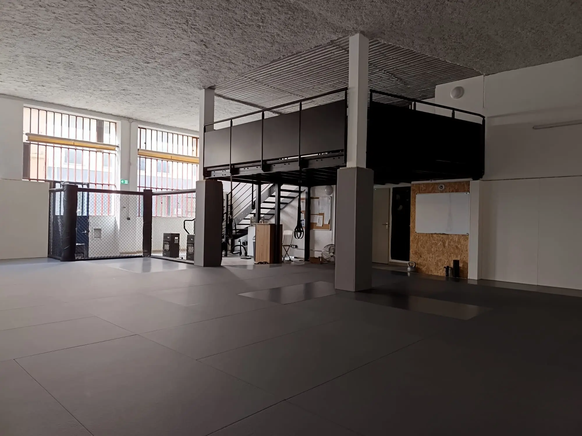 La grande salle de Bellecombe, tatami gris et mezzanine