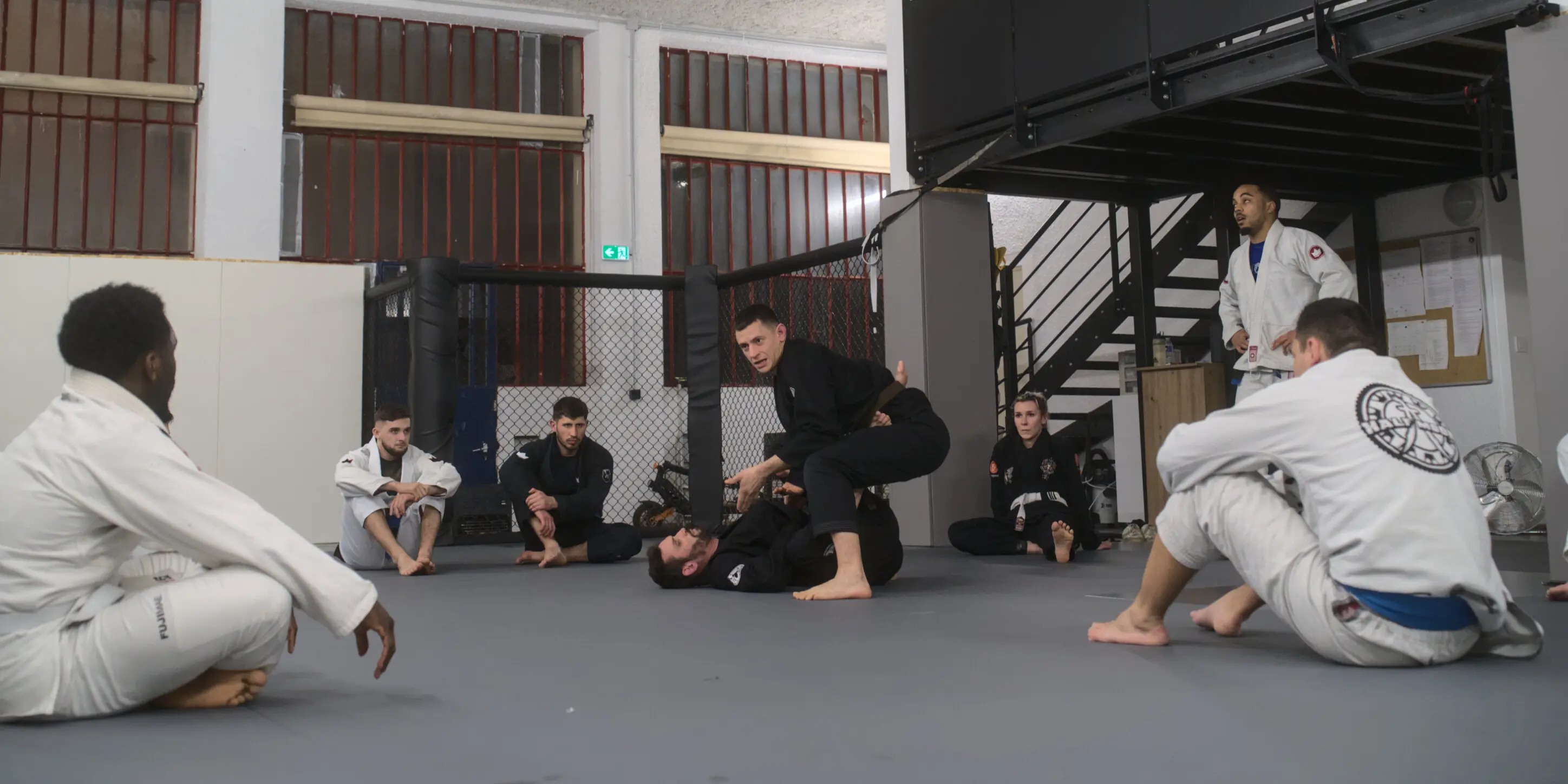 Cours de jiu-jitsu brésilien dans la grande salle de Bellecombe