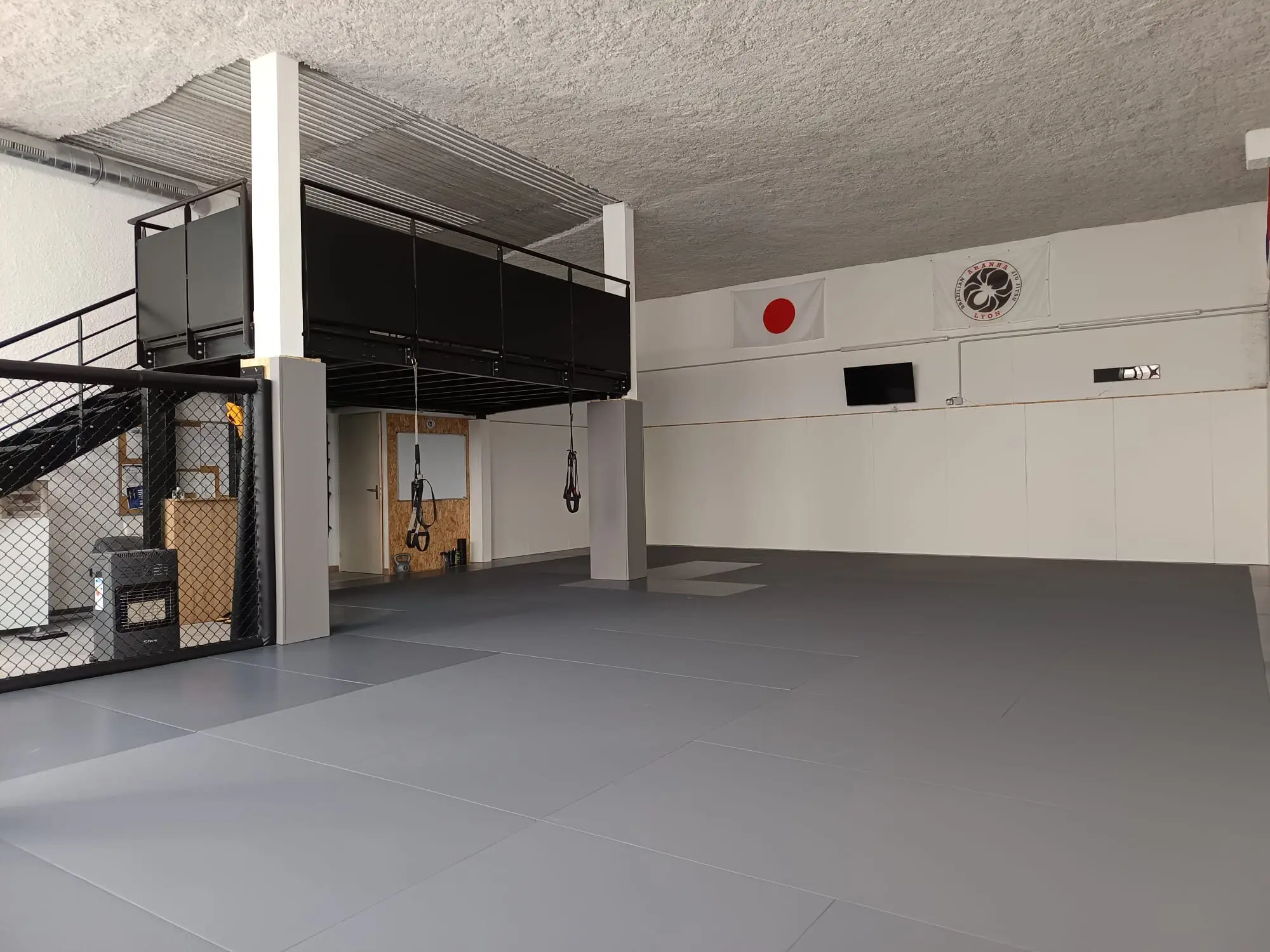 La salle de Bellecombe, tatami gris et mezzanine