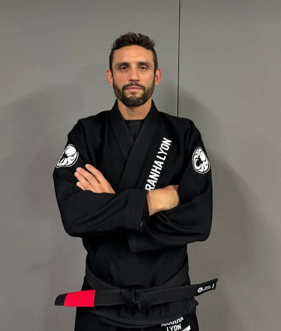 Flavien Martin, bras croisés, en kimono noir Aranha Lyon