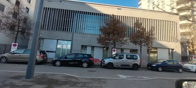 La façade du gymnase de la Halle aux Fleurs